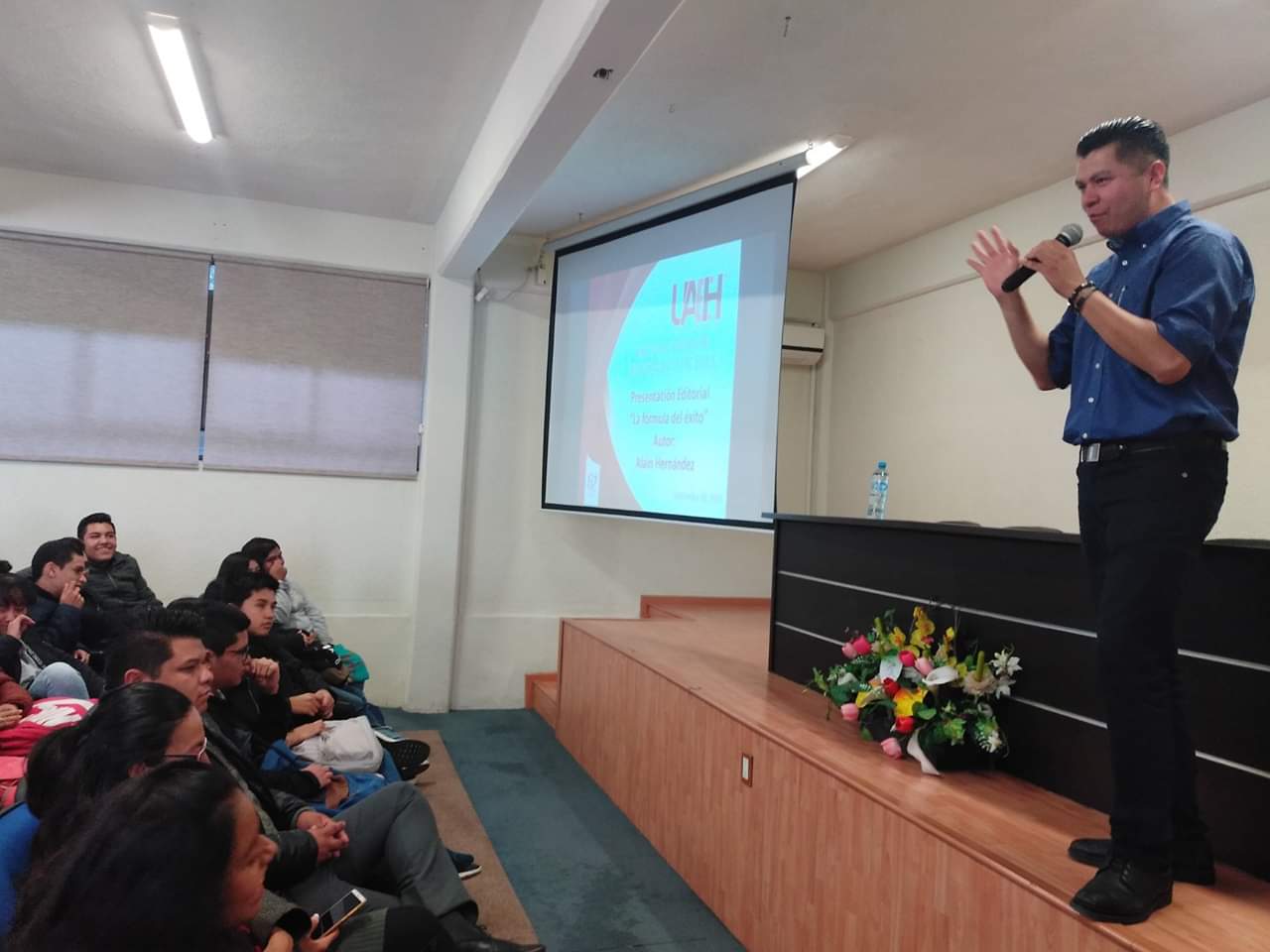 Alain Hernández exponiendo ante una audiencia universitaria