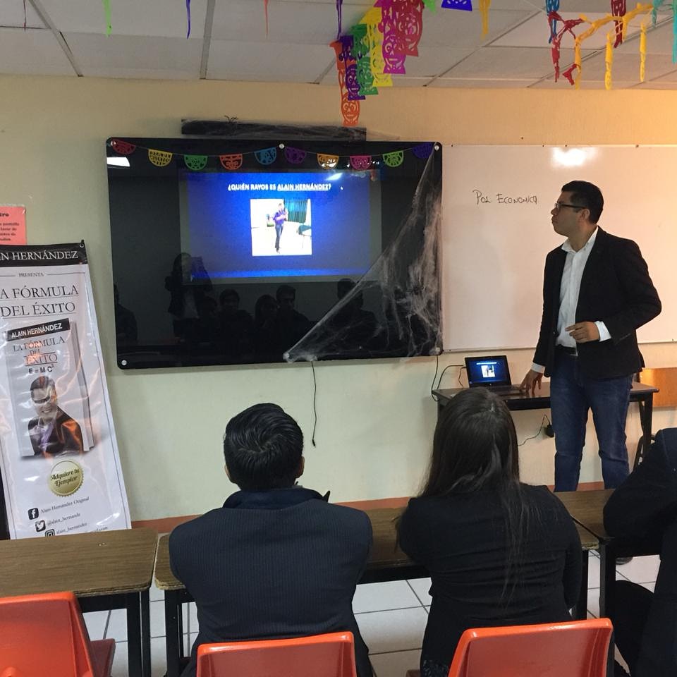 Alain Hernández presentando material editorial propio en un taller