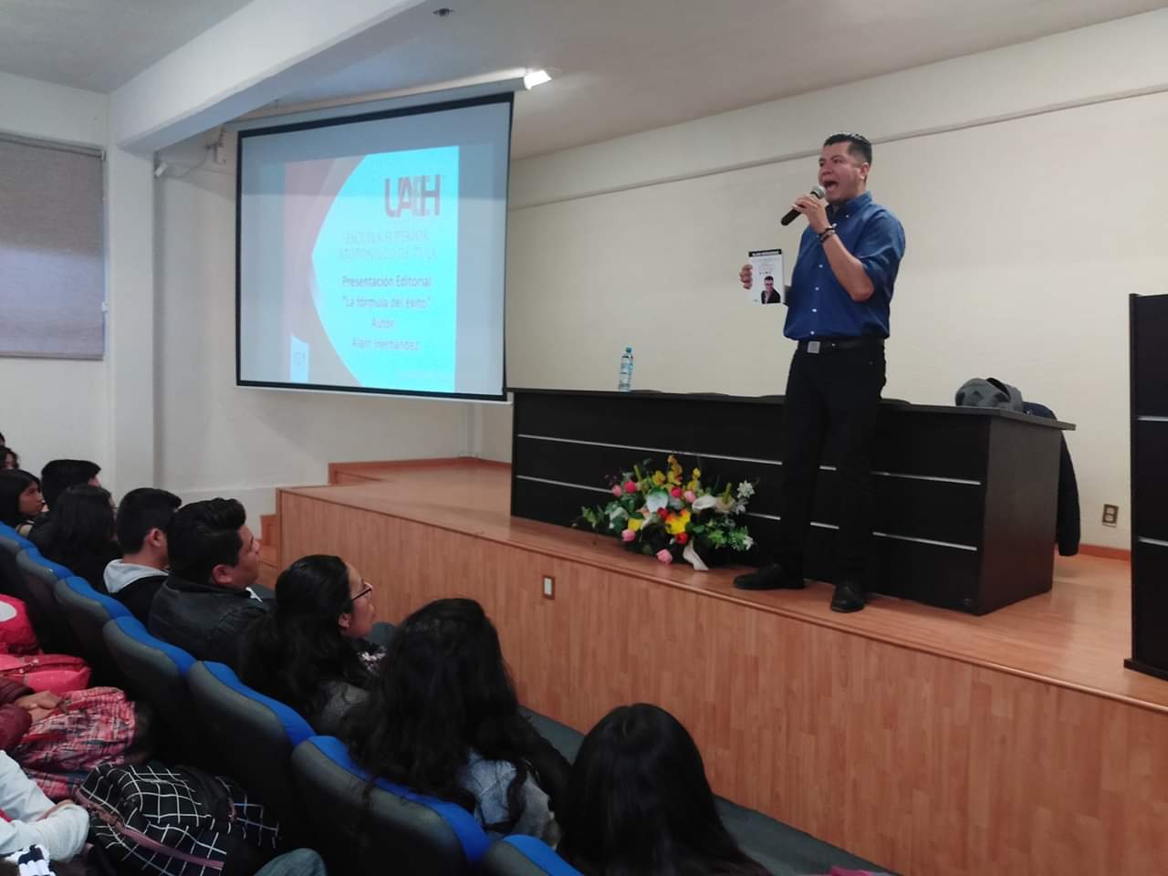Alain Hernández compartiendo La Fórmula del Éxito ante una audiencia universitaria